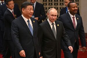 Путина после встречи с Си Цзиньпином в Пекине 18 октября сняли в окружении офицеров, которые несли ядерный чемодан