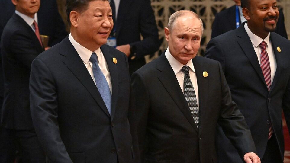 Путіна після зустрічі із Сі Цзіньпіном у Пекіні 18 жовтня зняли в оточенні офіцерів, які несли ядерну валізу