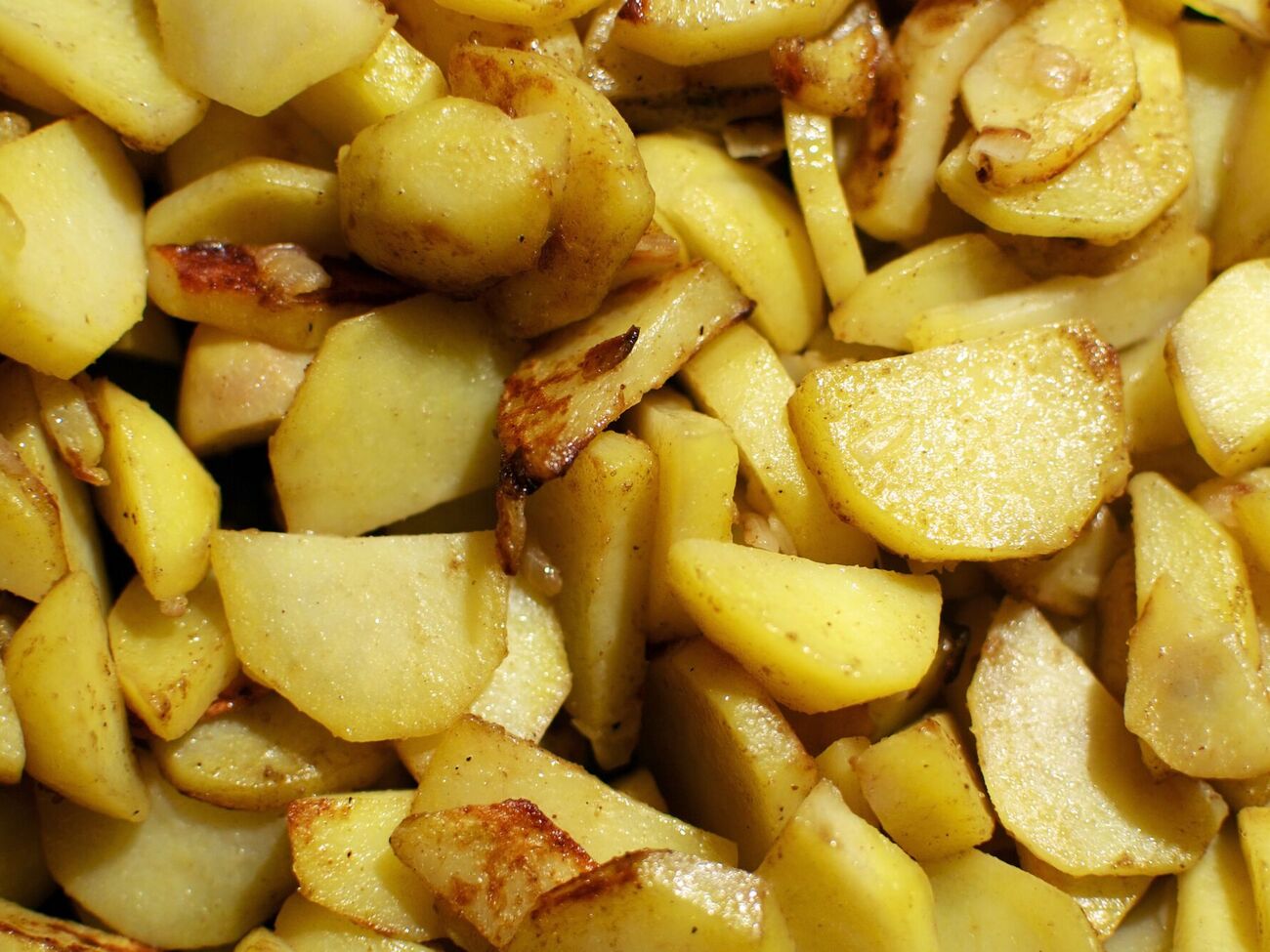 Картофель обжаривается вместе с луком