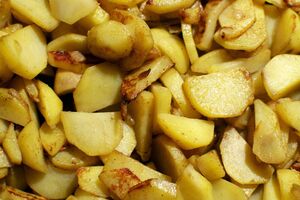 Картофель обжаривается вместе с луком