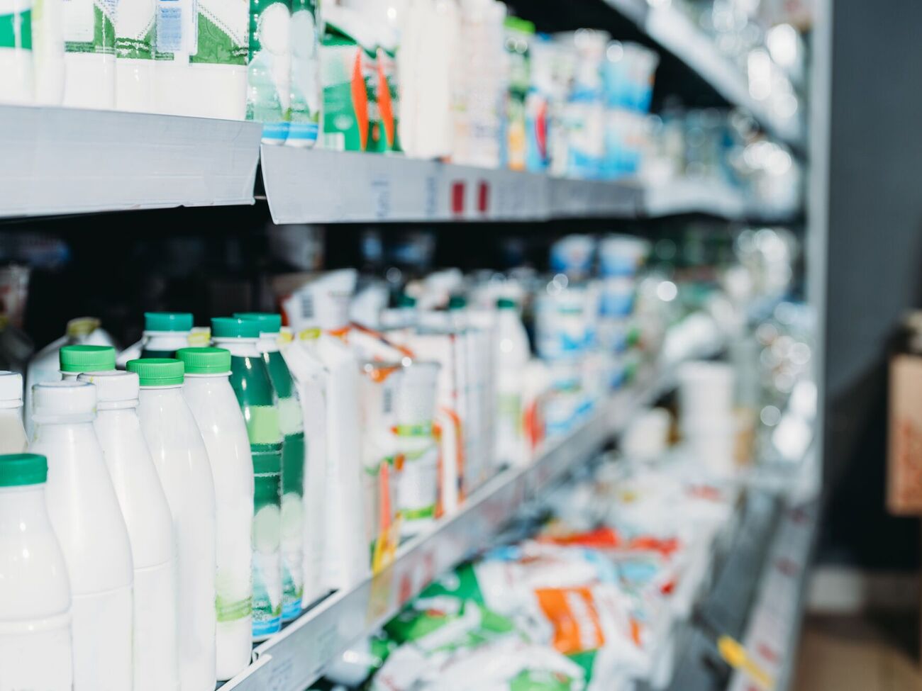 У категорію швидкопсувних продуктів, згідно з проєктом постанови Кабміну, потрапляють ті, строк зберігання яких не перевищує 15 діб. В Україні це лише молоко