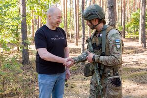 Экскурсию по базе Гордону провел заместитель командира легиона Цезарь