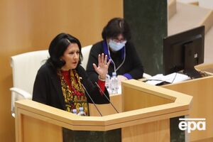 Депутаты "Грузинской мечты" не приветствовали стоя Зурабишвили, когда президент появилась на обсуждении ее импичмента в парламенте Грузии