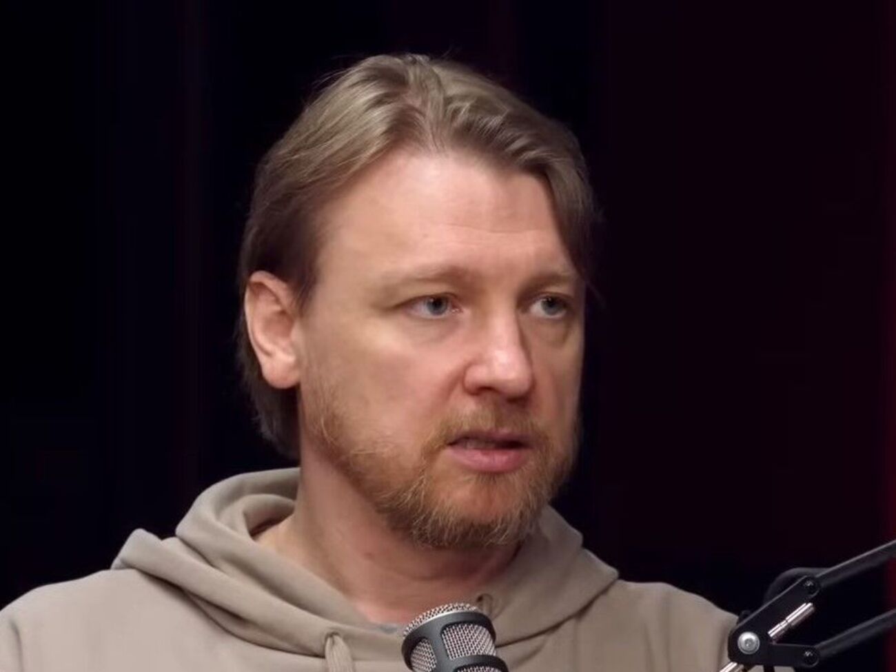 Петров назвал "сбежавшими чучелами" украинцев, которые покинули страну из-за войны. И возмутился, когда соведущий попросил его прекратить угрозы