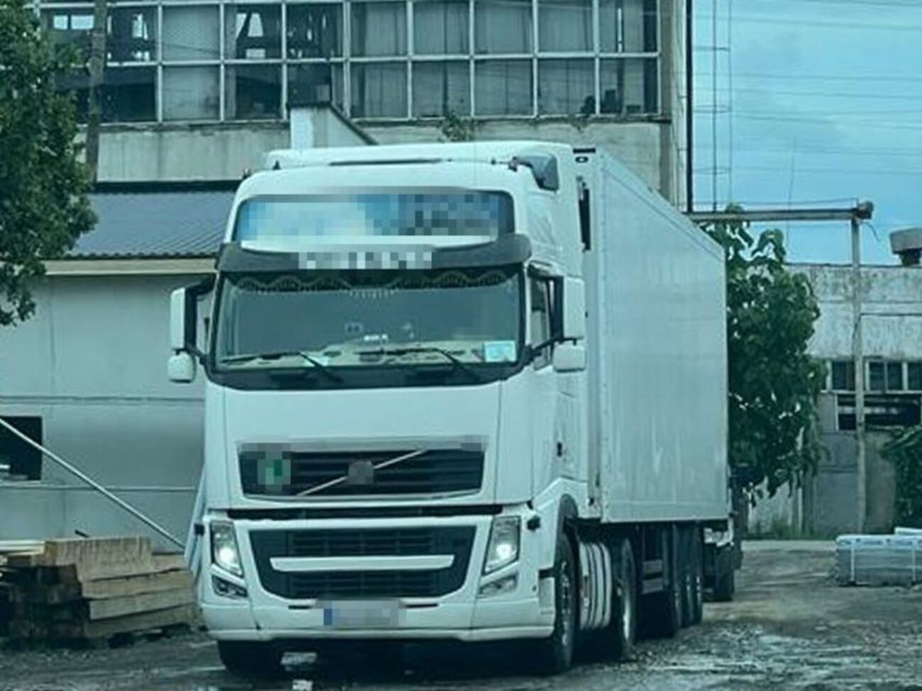 Сырье подозреваемый перевозил в РФ грузовиками своей автотранспортной фирмы