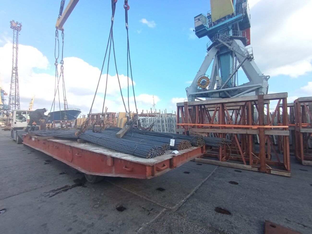 Пресслужба російської державної установи опубліковала фото, зроблені під час викрадення металу