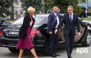 Кортеж президента Польщі складається переважно із трьох автомобілів: основної машини, якою керує Дуда, і двох машин охорони, зазначили ЗМІ