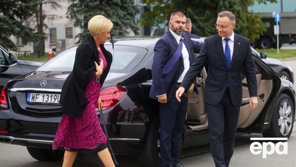 Кортеж президента Польши состоит в основном из трех автомобилей – основной машины, которой управляет Дуда, и двух машин охраны, отметили СМИ