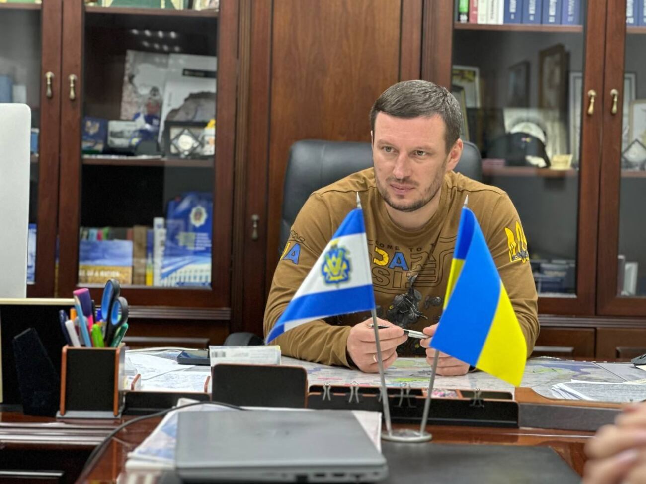 По словам Прокудина, захватчики сбросили авиабомбу на жилой квартал города