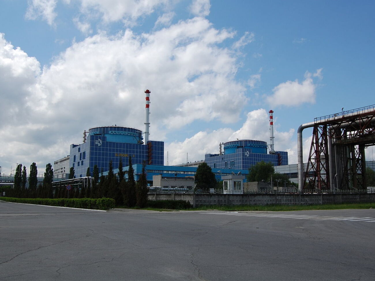 Повреждены окна в корпусах рядом с самой станцией