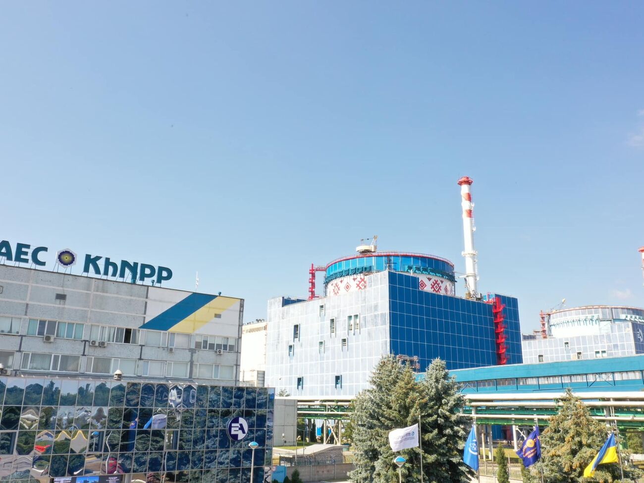 На станції пошкоджено вікна в адміністративно-побутовому й лабораторно-побутовому корпусах