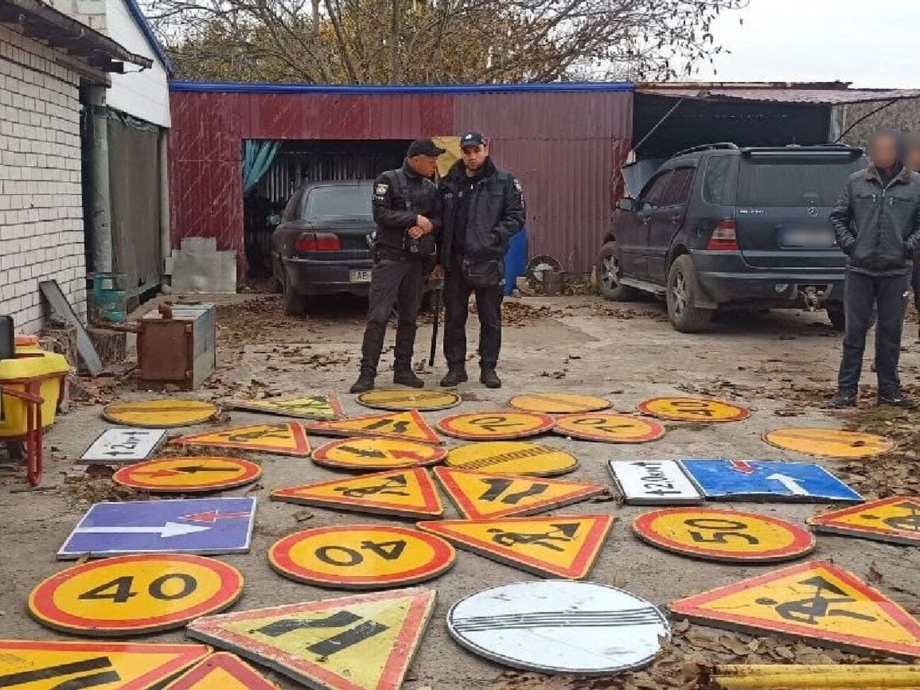 Вкрадені дорожні знаки правоохоронці виявили 25 жовтня на подвір'ї місцевого жителя, зазначили у поліції Дніпропетровської області