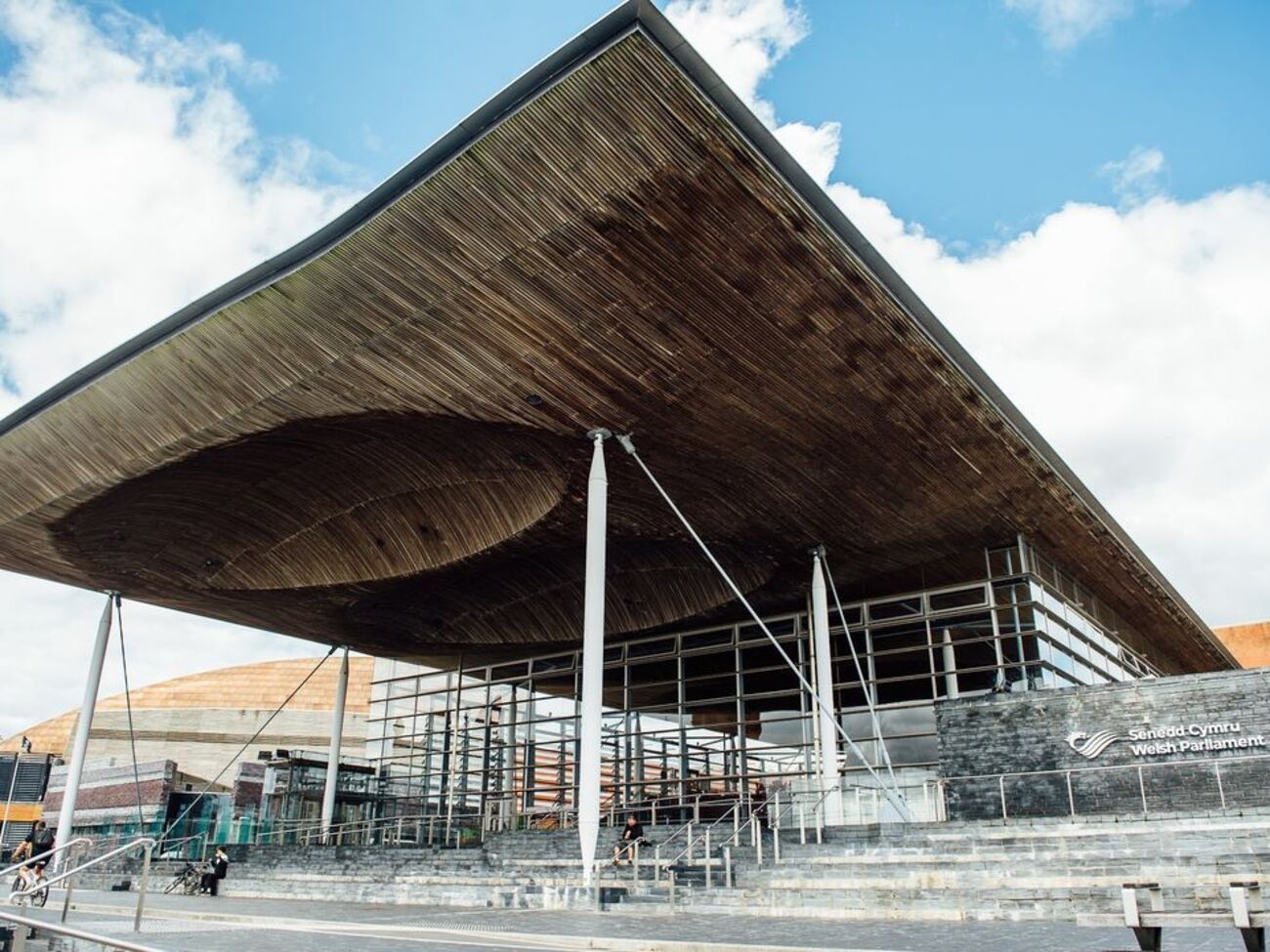 Сенедд і далі підтримує народ України, який протистоїть незаконній війні, розв'язаній Путіним, заявили у парламенті Уельсу