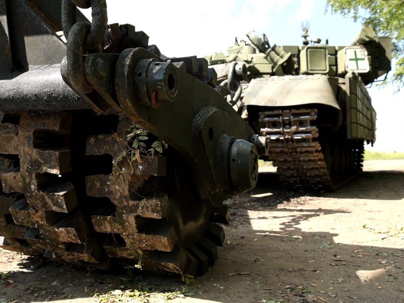 Трали працюють у парі, обидва мають витримувати від восьми до 10 підривів