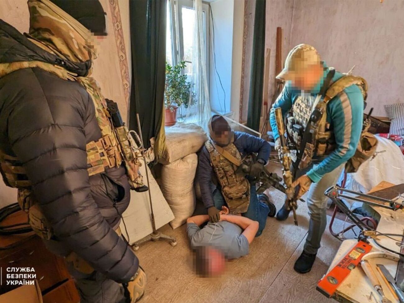 Сотрудники СБУ разоблачили всех трех подозреваемых и задержали их в собственных домах