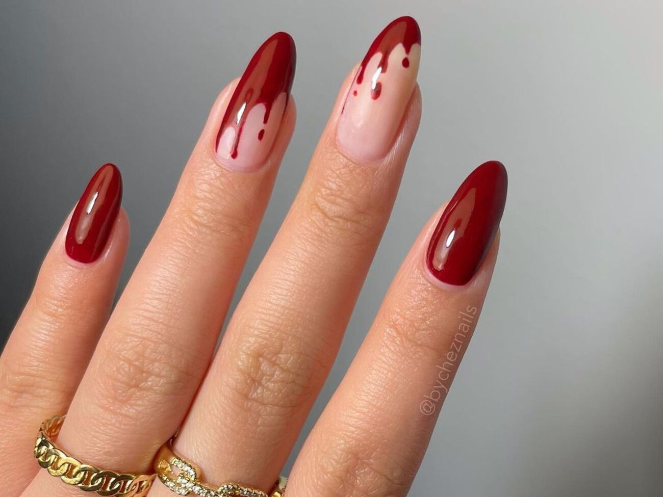 Акцент мастер сделала на ногтях безымянного и среднего пальцев