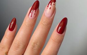 Акцент мастер сделала на ногтях безымянного и среднего пальцев