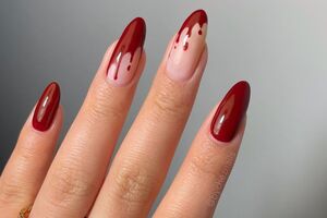 Акцент мастер сделала на ногтях безымянного и среднего пальцев