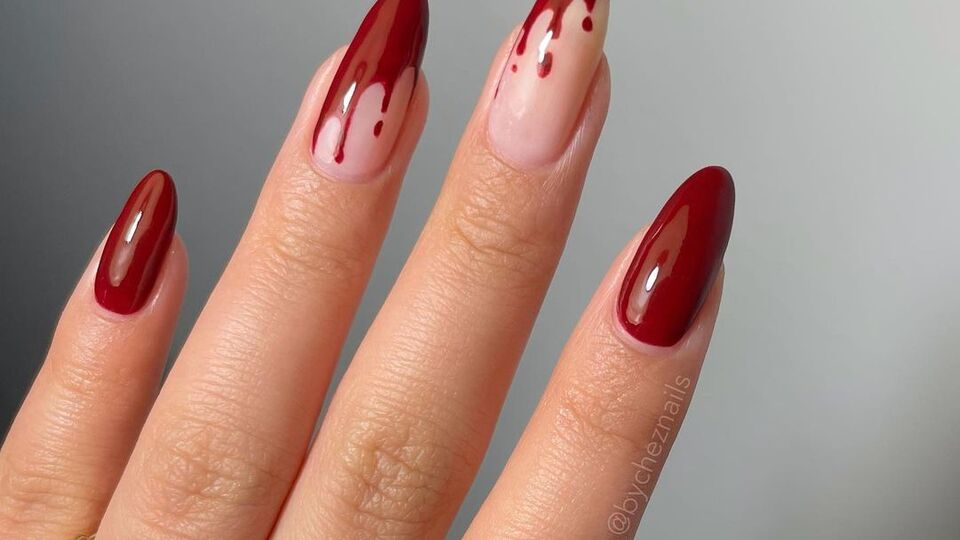 Акцент мастер сделала на ногтях безымянного и среднего пальцев