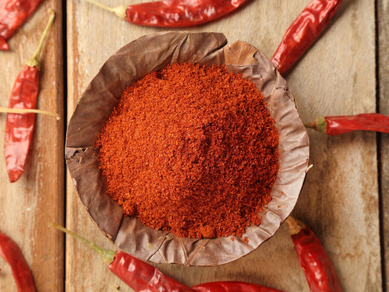 Паприку добавляют в мясные блюда, а также супы и борщи