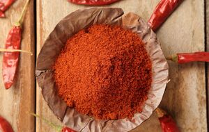 Паприку добавляют в мясные блюда, а также супы и борщи