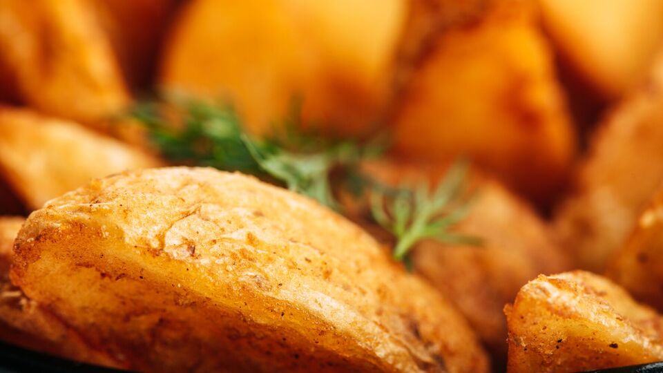 Картофель запекается в духовке