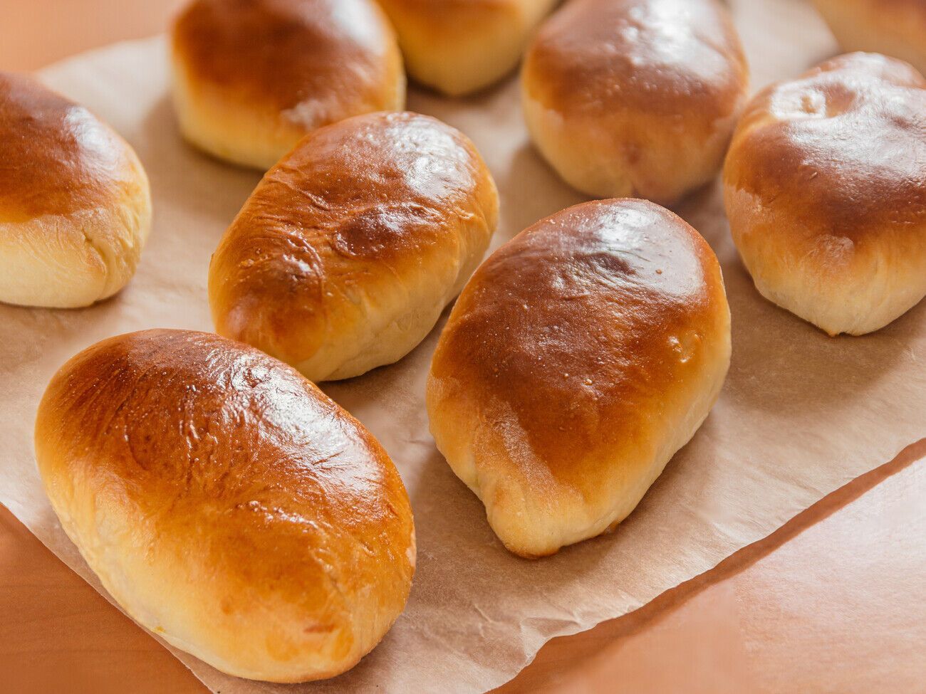 Выпекайте пироги в духовке при температуре 180 °С до румянца