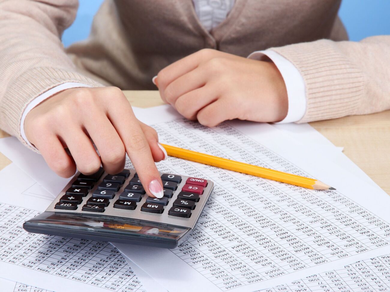 Украина сможет обеспечить выполнение бюджета и финансирование социальных потребностей, но для этого нужно приложить серьезные усилия, пишет УНИАН