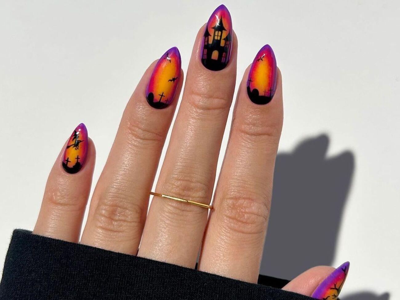 Ногти оформлены в одном стиле, но с разными рисунками
