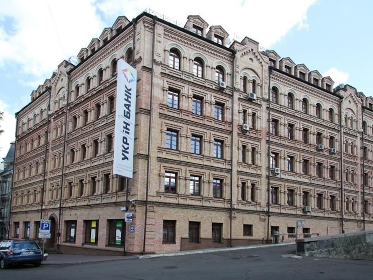 Telegraf зазначає, що метою банкрутства зараз може бути спроба перенести слухання всіх справ, які стосуються діяльності "Укрінкому", у конкретний суд