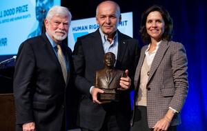 Пинчук (на фото в центре) получил награду в США