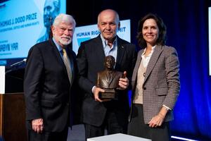 Пінчук (на фото в центрі) здобув нагороду у США