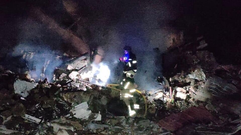 На місці влучання в центрі Херсона зруйновано два приватні будинки, ще три зазнали часткових руйнувань, 10 будинків пошкоджено, зазначили в ОВА