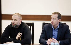 Cогласно решению Совета обороны, детям запрещено въезжать в три общины Харьковской области, отметил Синегубов (слева)