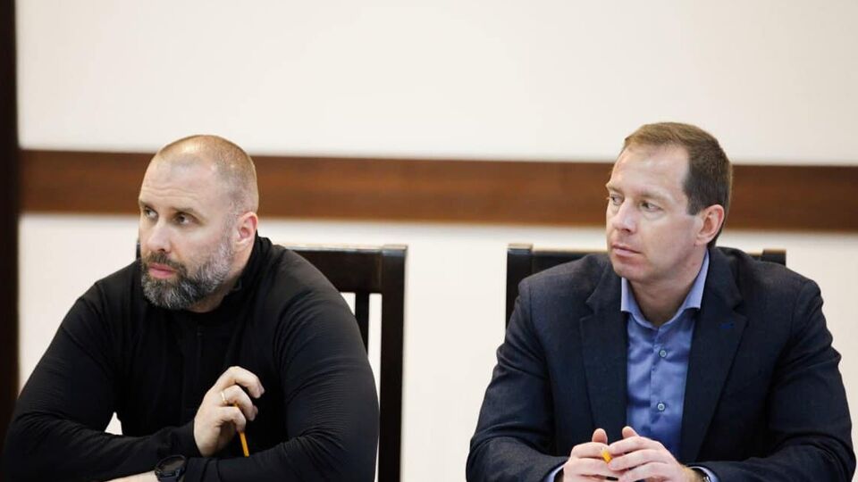 Cогласно решению Совета обороны, детям запрещено въезжать в три общины Харьковской области, отметил Синегубов (слева)