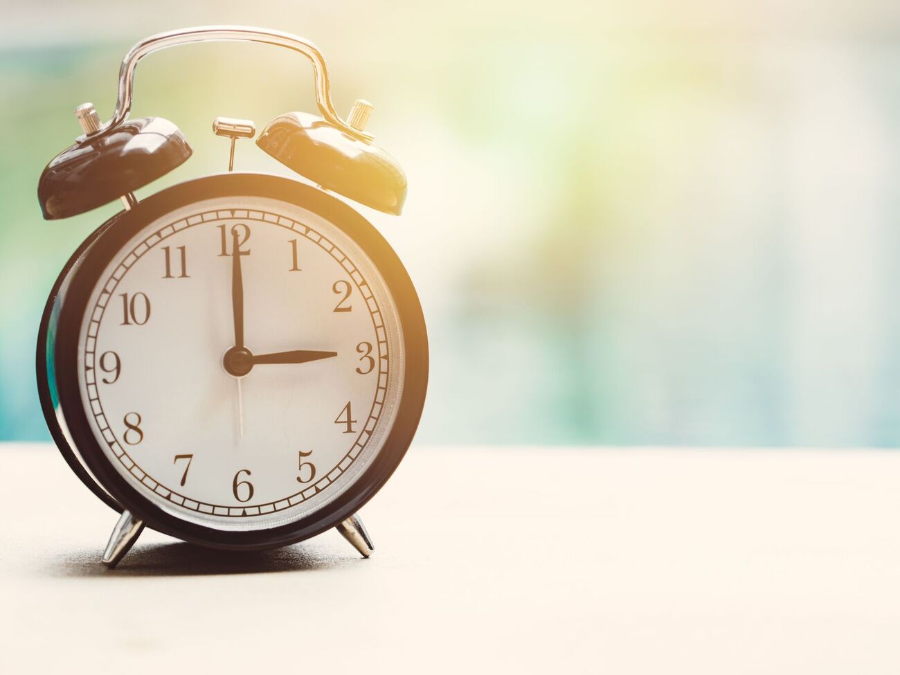 В 4.00 воскресенья стрелки часов необходимо перевести на один час назад