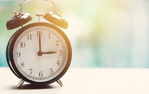 В 4.00 воскресенья стрелки часов необходимо перевести на один час назад