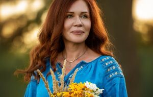 Зашли глубоко в лес, внезапно начался ветер. Сосны падали с чудовищным треском перед нами, позади нас, везде. Мы бежали, казалось, вечность