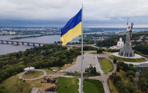 Размер флага – 16 на 24 метра