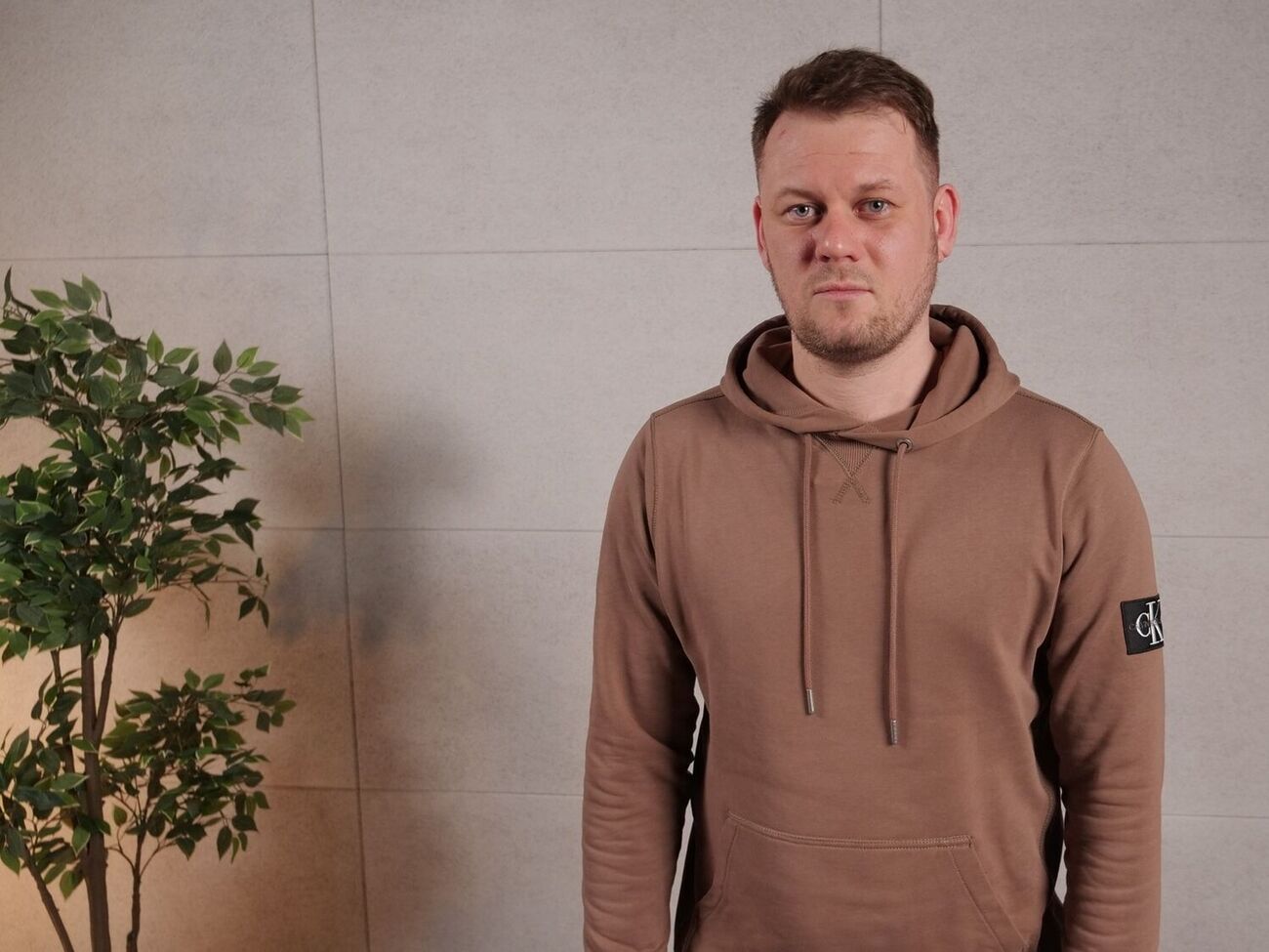 Тікаючи із Херсона, російські окупанти вкрали навіть єнота із зоопарку. Сталося страшне – один зі злодіїв кинув інших, замутив єнота й зібране бабло та втік. Злодій у злодія єнота вкрав!