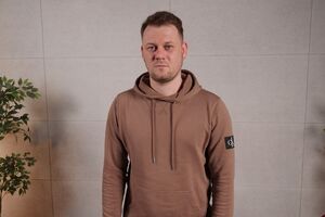 Тікаючи із Херсона, російські окупанти вкрали навіть єнота із зоопарку. Сталося страшне – один зі злодіїв кинув інших, замутив єнота й зібране бабло та втік. Злодій у злодія єнота вкрав!