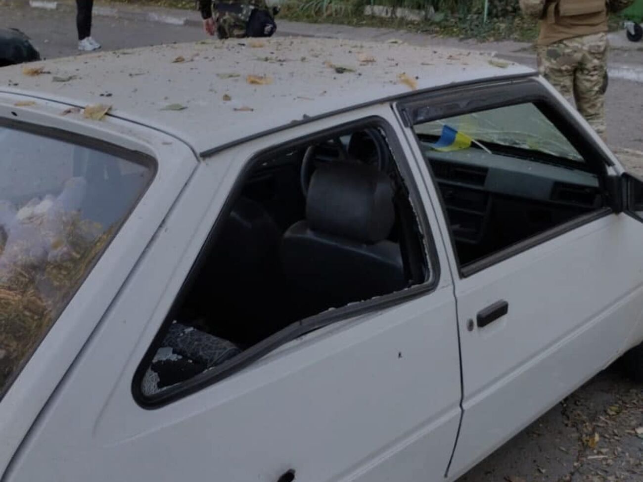 У прокуратурі зазначили, що окупанти пошкодили будинки, машини й лінії електропередавання