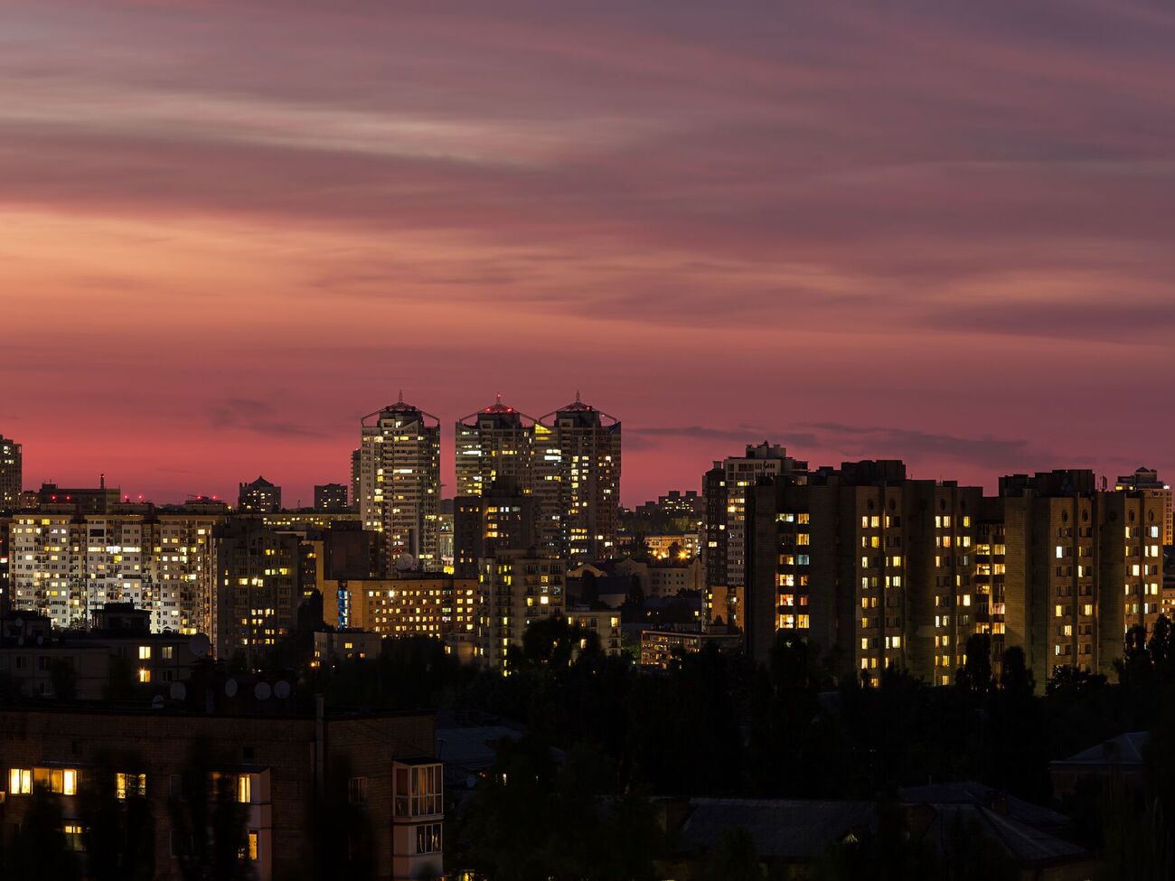 Во время комендантского часа запрещено находиться на улицах и других общественных местах