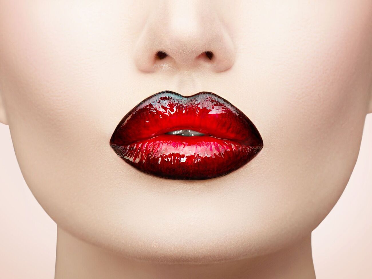 Более темный оттенок нужно наносить в уголках губ