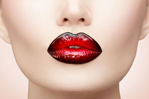 Более темный оттенок нужно наносить в уголках губ