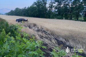 Машина, у якій було семеро пасажирів, злетіла в кювет і перекинулася