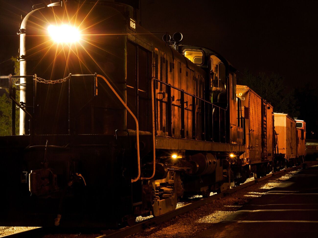 По имеющейся информации, на перегоне Енакиево – Углегорск грузовой поезд наехал на машину ЗРК "Стрела-10" ВС РФ