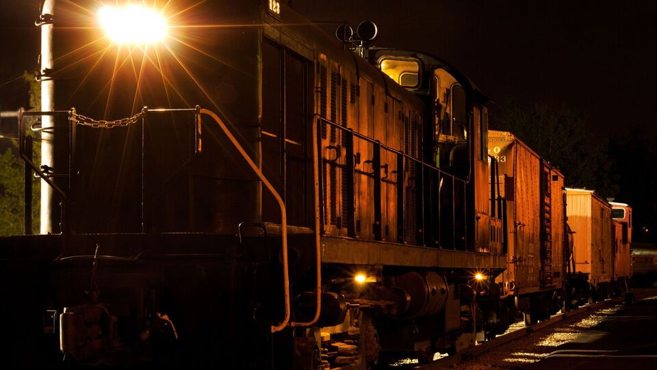 По имеющейся информации, на перегоне Енакиево – Углегорск грузовой поезд наехал на машину ЗРК "Стрела-10" ВС РФ