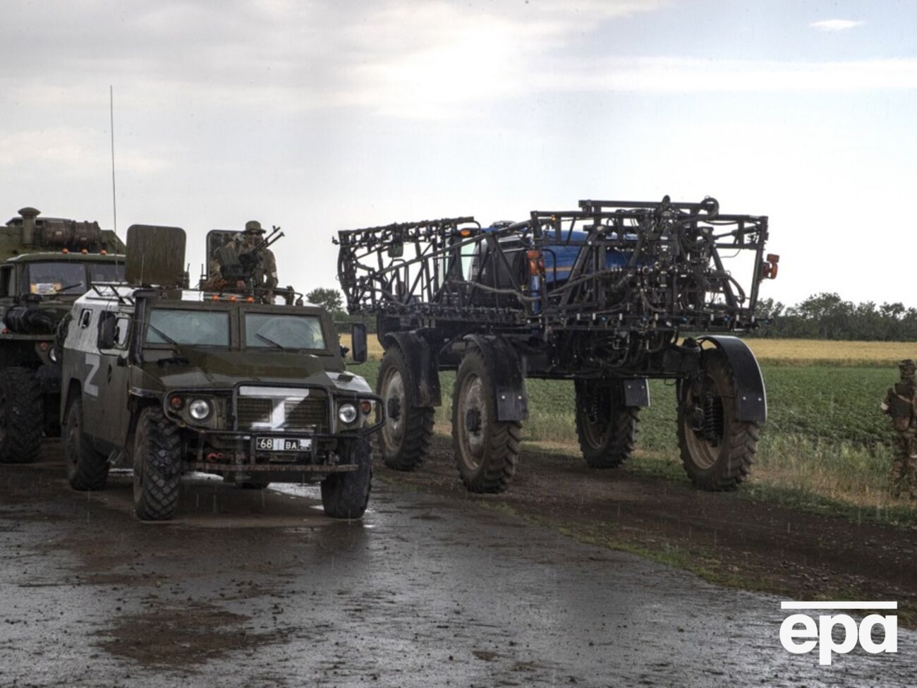 По словам Федорова, вокруг Токмака оккупанты заливают окопы бетоном и строят новые линии обороны