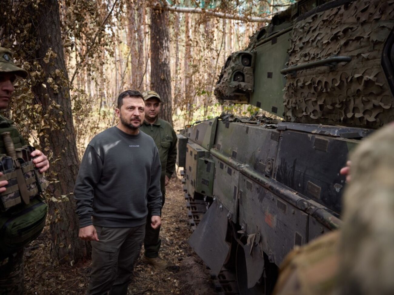 Зеленский обсудил с командирами оперативную обстановку и потребности сил обороны